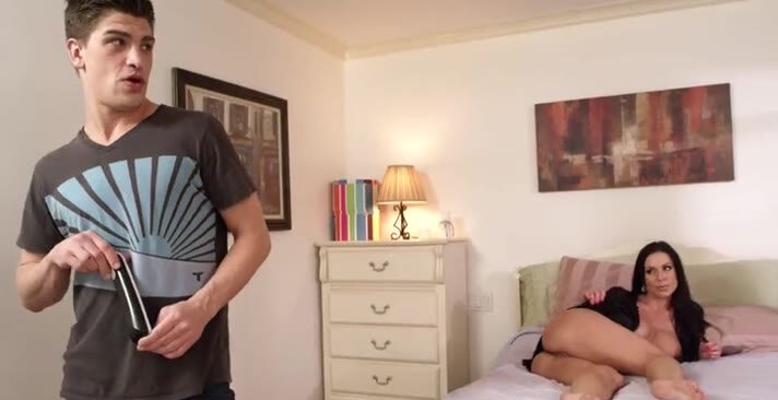 New My drunken stepmother Kendra Lust showed her pussy