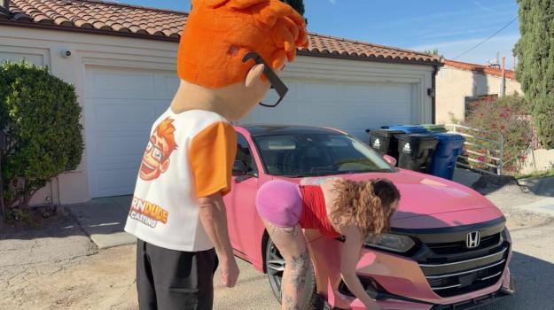 Avalon Mira – Porn Dude Peeks Under Avalon Mira’s Hood