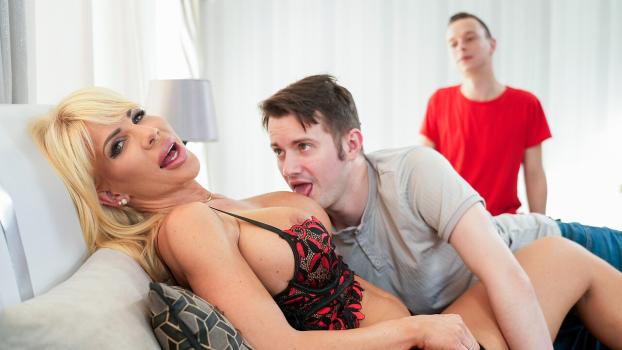 Mom Lover – Tiffany Rousso